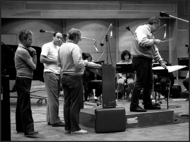 El compositor Stephen Sondheim, el libretista y director James Lapine, el manager de escenario Frank Hortenstein y el conductor Paul Gemignani durante la grabación del elenco original del musical de Broadway Into The Woods, 1987