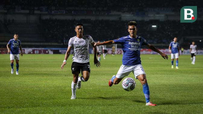 Duel sengit Persib Bandung melawan Bali United dalam laga grup C Piala Presiden 2022 di Stadion GBLA, Bandung, Minggu (12/6/2022) malam WIB. (Bola.com/Bagaskara Lazuardi)