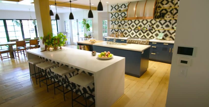 3) Hilary Duff's house - the kitchen and dining room