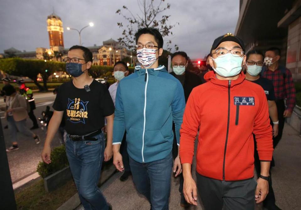 針對四項公投將於12月18日投票，國民黨台北市議員羅智強發起「夜宿凱道49日」活動，包括羅智強（前左起）、國民黨立委蔣萬安、洪孟楷和參與夜宿成員31日清晨起床後繞行總統府，表達訴求。（趙雙傑攝）