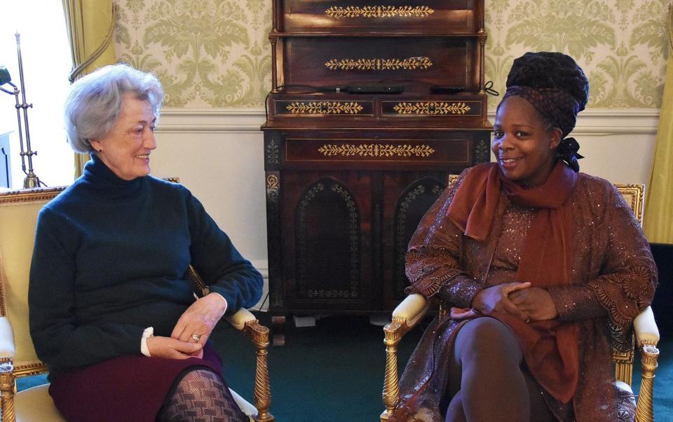 Lady Susan Hussey se reunió con Ngozi Fulani en el Palacio de Buckingham en diciembre pasado - Reuters