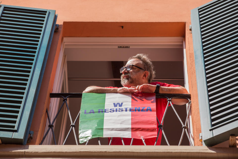 El el 25 de abril de 2020 se celebración del Día de la Liberación de Italia sobre los nazis y la gente cantó Bella Ciao desde sus balcones (Getty Images)