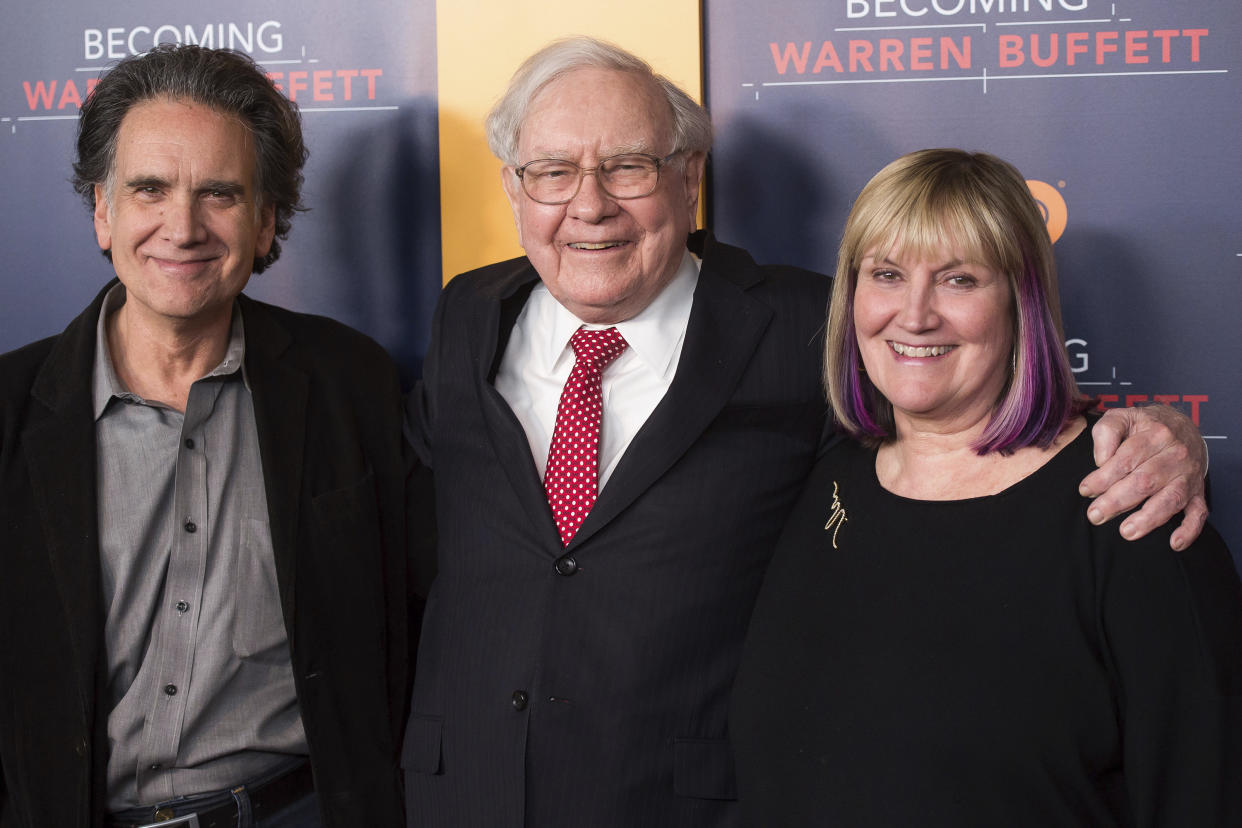 En esta foto del 19 de enero de 2017, Peter Buffett (izquierda), Warren Buffett y Susie Buffett (hija de Warren Buffett) asisten a la proyección mundial de "Becoming Warren Buffett" de HBO en el Museo de Arte Moderno de Nueva York. (Foto de Charles Sykes / Invision / AP)