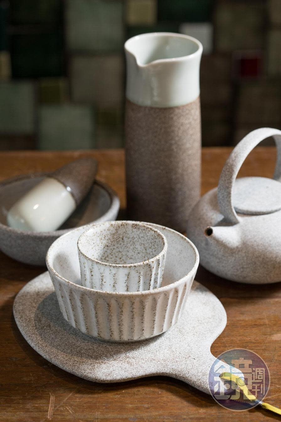 使用熔岩砂與瓷製作的 Sandy Collection系列商品，是這一季的新品。茶壺印尼盾1,035,000元／個（約NT$2,774）、碗與磨印尼盾745,000元／個（約NT$1,997）、水瓶印尼盾795,000元／個（約NT$2,131）。