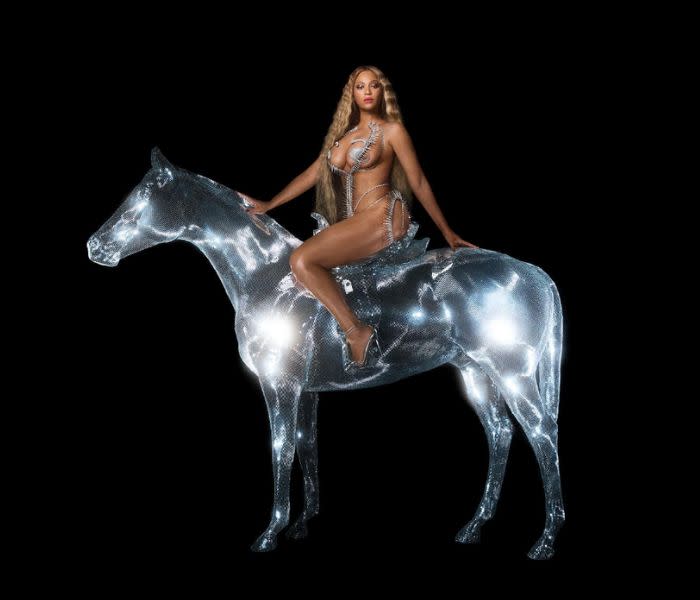 Portada de 'Renaissance', de Beyoncé, con ella subida a un caballo que parece una holografía.