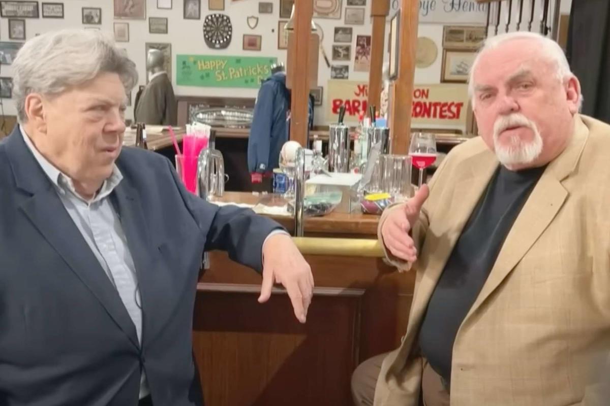 Les stars de “Cheers” George Wendt et John Ratzenberger se réunissent alors que le bar de l’émission est mis aux enchères