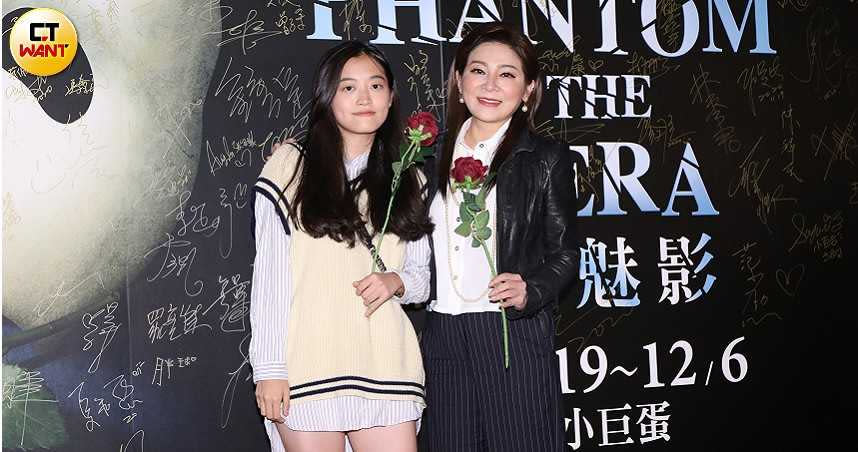 王彩樺（右）帶著二女兒特別前來朝聖《歌劇魅影》。（圖／焦正德攝）