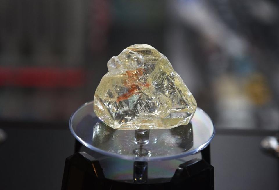 El “Diamante de la Paz” en exhibición en el Grupo Rapaport, en Nueva York. (Foto AFP/TIMOTHY A. CLARY)