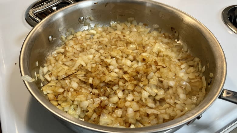 lghtly-browned onions in pan