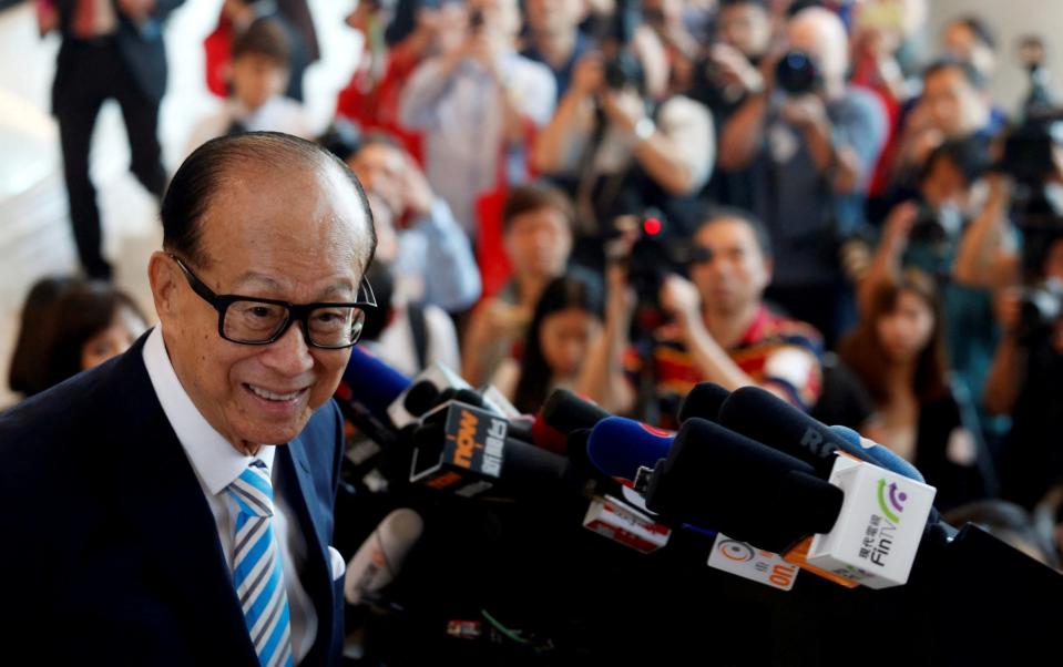 Hong Kong tycoon Li Ka-shing, chairman of CK Hutchison Holdings, meets journalists as he formally retires after the company's Annual General Meeting in Hong Kong, China May 10, 2018 - Bobby Yip/REUTERS