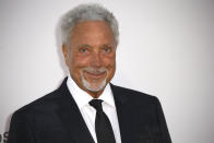 Tom Jones posa al llegar a la gala de amfAR a beneficio de la investigación del sida en el Hotel du Cap-Eden-Roc, durante el Festival de Cine de Cannes, el jueves 23 de mayo del 2019 en Cap d'Antibes, Francia. (Foto por Joel C Ryan/Invision/AP)