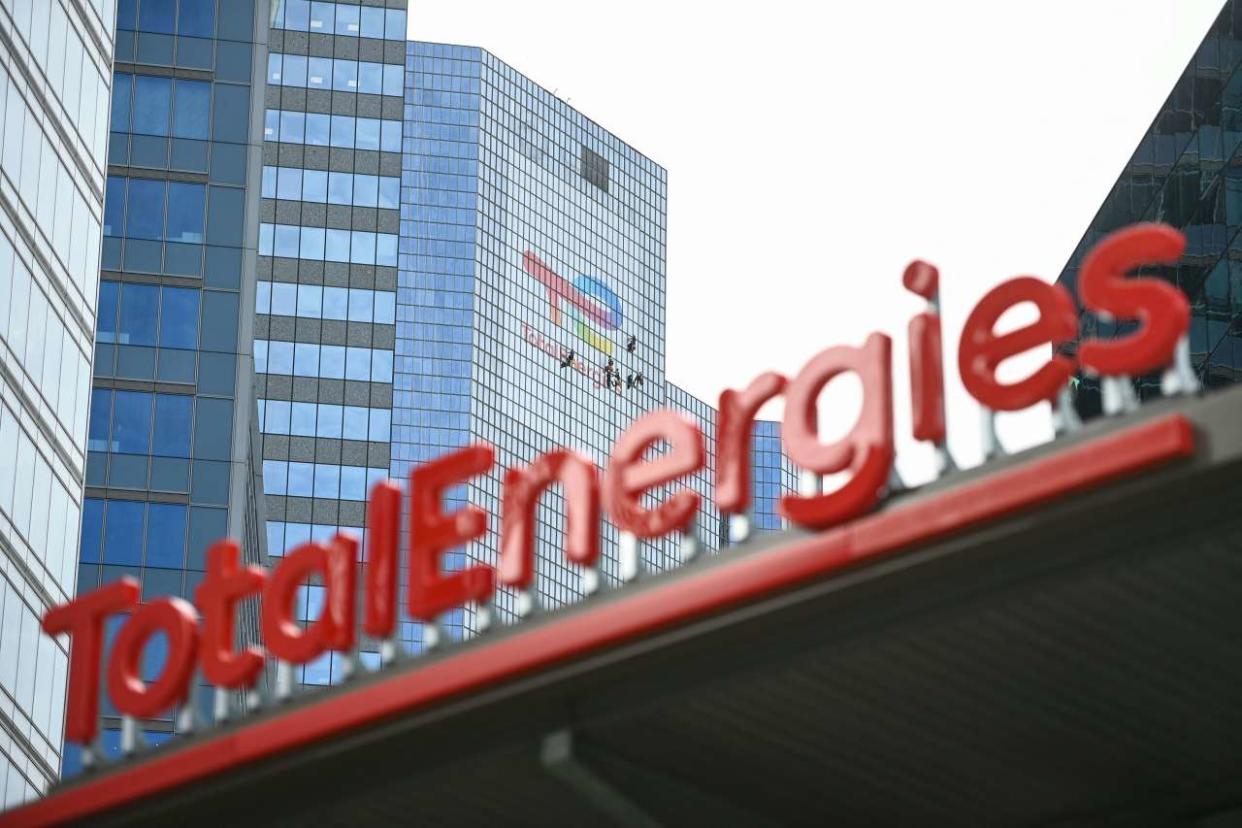 Une station-service de Total Énergies dans le quartier de La Défense, près de Paris. (Photo by Christophe ARCHAMBAULT / AFP)