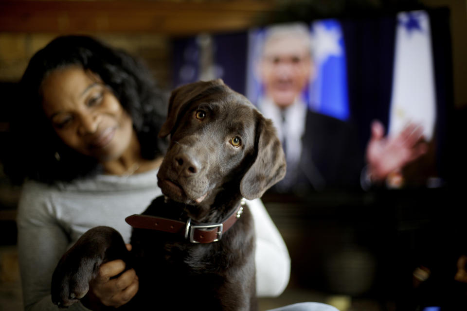 Alicia Barnett fotografiada con su nuevo perro "Mueller" en su casa de Kansas City el 11 de marzo del 2019. Barnett le puso ese nombre el perro en homenaje al fiscal especial Robert Mueller, que investiga la interferencia rusa en EEUU y el papel que pueda haber tenido la campaña de Donald Trump en esas intromisiones. (AP Photo/Charlie Riedel)