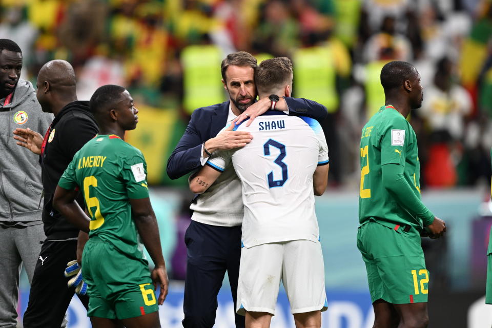 AL KHOR, KATAR – 4. DEZEMBER: Englands Cheftrainer Gareth Southgate feiert mit seinen Spielern am 4. Dezember 2022 das Ende des Achtelfinalspiels der FIFA Fussball-Weltmeisterschaft Katar 2022 zwischen England und Senegal im Al Bayt Stadium in Al Khor, Katar (Foto von Ercin Erturk/Anadolu Agency via Getty Images)