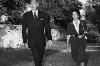 <p>Octobre 1982, à Sasnières, dans le Loir-et-Cher : l'ancien président et son épouse Anne-Aymone se rendent à la cérémonie de mariage de Virginie François-Poncet et Christophe Henrion.</p>