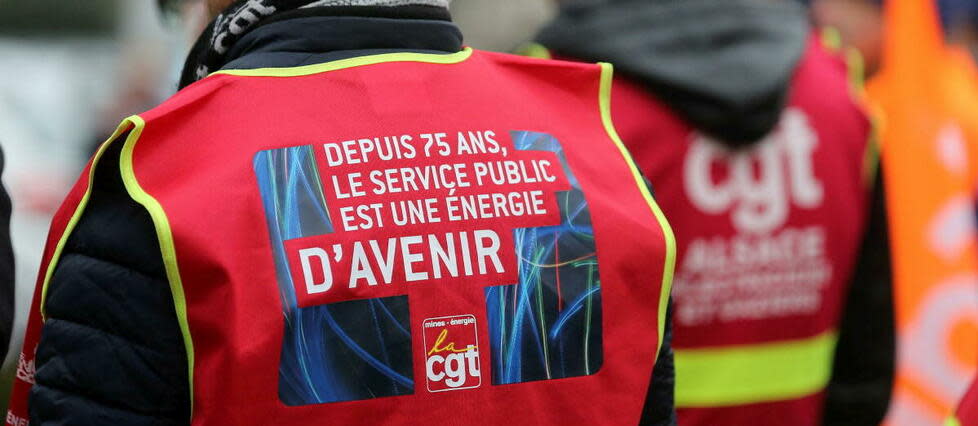 La chasuble d'un représentant CGT EDF lors de la manifestation devant la préfecture du Haut-Rhin dans le cadre d'un mouvement de grève national contre les mesures du gouvernement pour limiter la hausse des prix de l'électricité, à Colmar le 26 janvier 2022.
