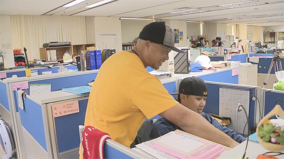 為陪伴家人 昔日中職球星轉行！  「小飛機」陳冠任轉戰北市府當技工