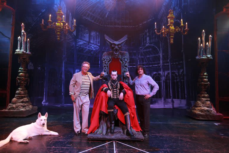 Tres símbolos de un suceso: Pepe Cibrián, Juan Rodó y Ángel Mahler, aquí con el inolvidable perro Junior, en la escenografía de Drácula, cuando se reestrenó en el teatro Astral