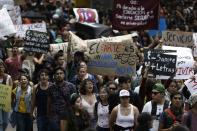 <p>Tausende Studenten protestieren in Mexiko-Stadt vor der Nationalen Autonomen Universität von Mexiko gegen sogenannte „Porros“ – Menschen, die auf der Universität registriert sind, aber keine Seminare besuchen und in illegale Aktivitäten verstrickt sind. (Bild: AP Photo/Rebecca Blackwell) </p>