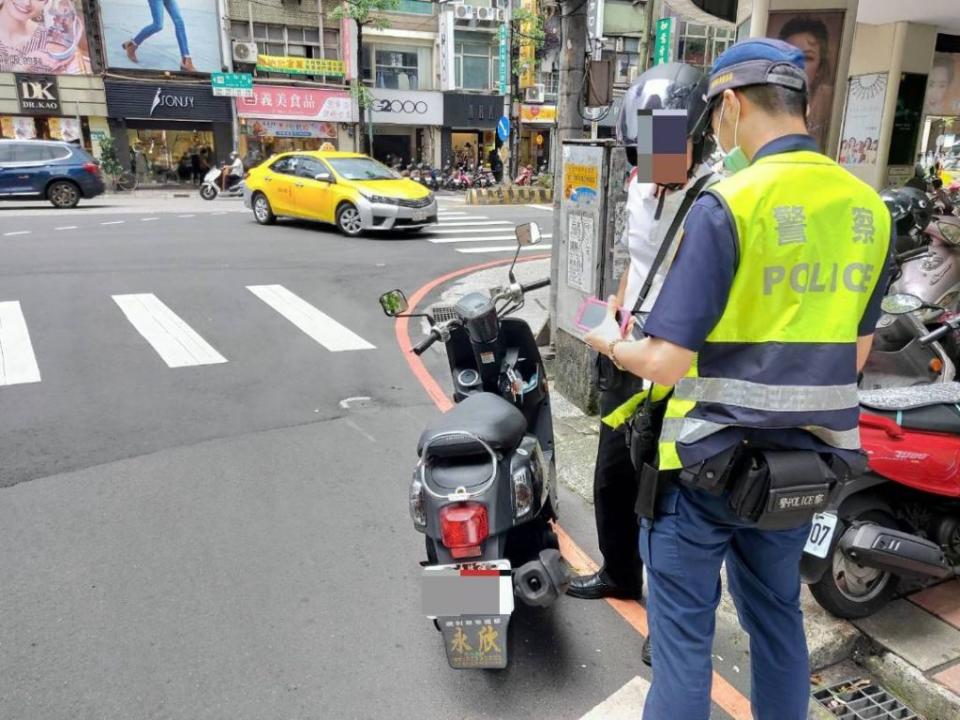 新北警取締不禮讓行人勤務，表現亮眼。(記者宋紹誠翻攝)