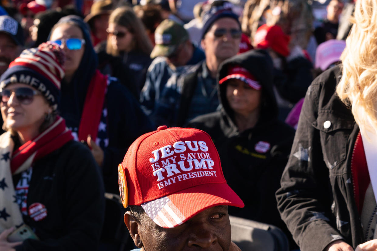 Un hombre llevaba una gorra con el mensaje “Jesús es mi salvador y Trump es mi presidente” en un mitin de 2022. (Dustin Chambers/The New York Times)