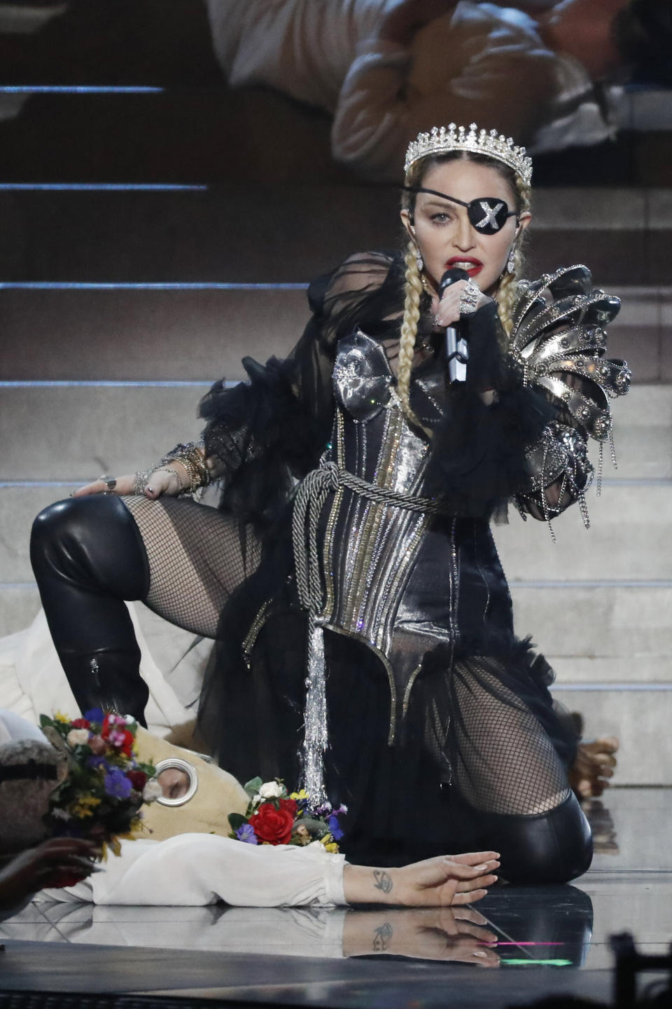 Madonna, en la foto sobre el escenario del concurso de Eurovisión de este año, afirma que la entrevista publicada tiene tintes sexistas y edadistas. Imagen: Michael Campanella/Getty Images