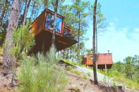 En la imagen, un alojamiento situado en el distrito de Viana do Castelo, al noroeste de Portugal, ideal para los amantes del <em>glamping</em>, la nueva tendencia de turismo rural que consiste en combinar lujo con naturaleza. (Foto: <a href="http://glampinghub.com/portugal/vianadocastelodistrict/pontedabarca/luxury-tree-houses-camping-portugal/" rel="nofollow noopener" target="_blank" data-ylk="slk:Glamping Hub;elm:context_link;itc:0;sec:content-canvas" class="link ">Glamping Hub</a>).