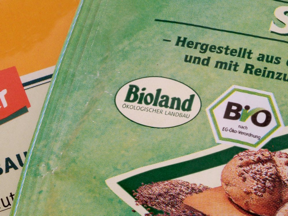 Bioland gehört zu den großen Bio-Anbauvereinen in Deutschland, neben dem Logo steht das staatliche deutsche Bio-Siegel. (Bild: ddp)