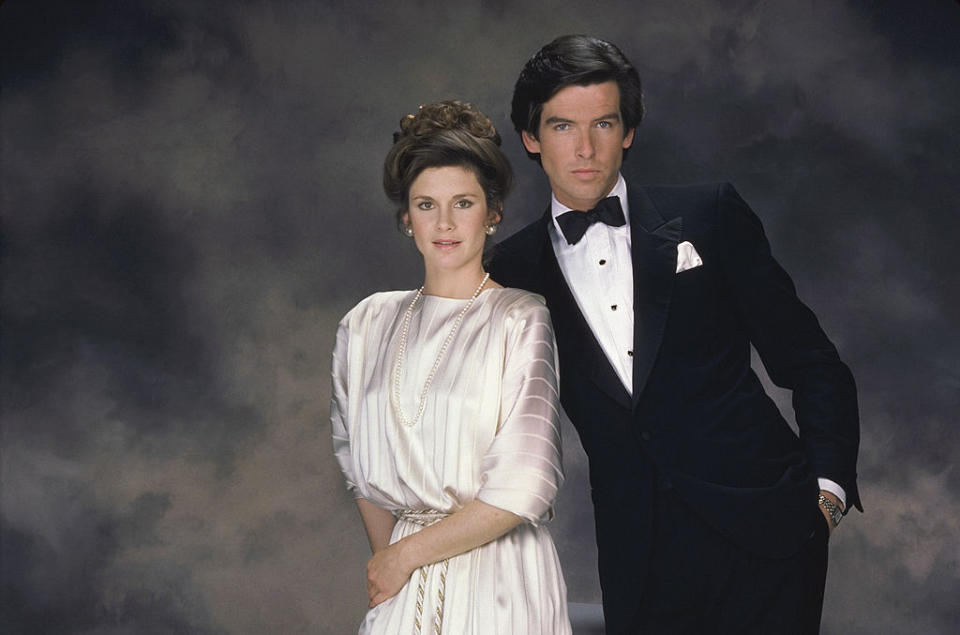 Au début des années 80, Pierce Brosnan tente sa chance à Hollywood. Il est embauché pour jouer dans la série Les enquêtes de Remington Steele aux côtés de Stephanie Zimbalist. Au fil des épisodes, son rôle d’ancien voleur reconverti en détective privé endosse différentes identités. Les observateurs remarquent alors que sur chacun des faux passeports, utilisés par Remington Steele, figure le nom d’un personnage qu’a interprété dans sa carrière le légendaire acteur Humphrey Bogart : Michael O'Leary (Victoire sur la nuit), Paul Fabrini (Une Femme dangereuse) ou bien évidemment Rick Blaine (Casablanca) ! ©Getty Images