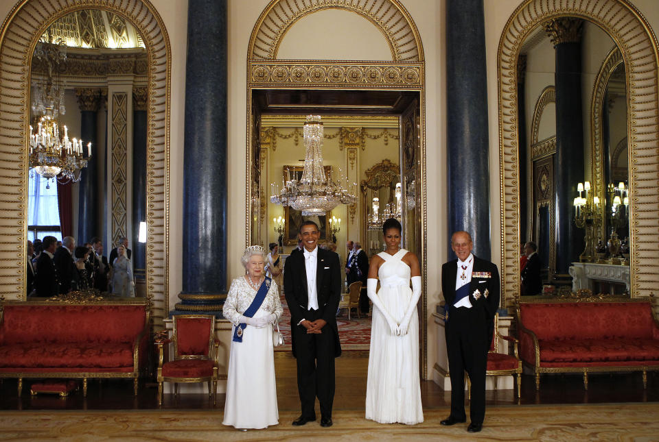 CORRECTION CREDIT IN CAPTION Queen Elizabeth II (L) and US President Barack Obama (2ndL) pose with US First Lady Michelle Obama (2ndR) and Prince Philip, Duke of Edinburgh, in the Music Room of Buckingham Palace ahead of a State Banquet on May 24, 2011 in London, England. The 44th President of the United States, Barack Obama, and his wife Michelle are in the UK for a two day State Visit at the invitation of HM Queen Elizabeth II.       AFP PHOTO/ POOL (Photo credit should read -/AFP via Getty Images)