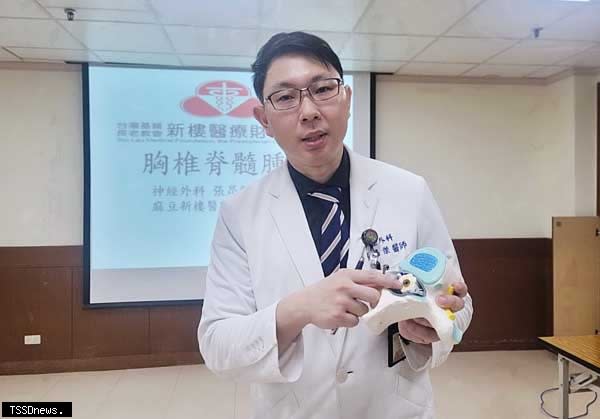 麻豆新樓醫院神經外科醫師張昂傑說明胸椎腫瘤根據位置不同而分類。（記者李嘉祥攝）