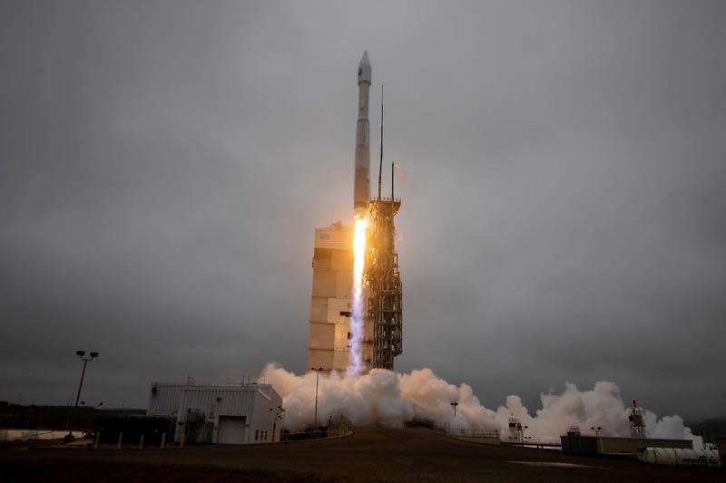 A United Launch Alliance Atlas 5 rocket carrying the Landsat 9 remote-sensing satellite for NASA and the U.S. Geological Survey blasts off in heavy fog from Vandenberg Space Force Base on the California coast. / Credit: ULA