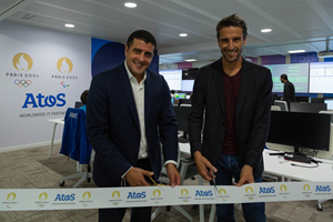 De gauche à droite : Nourdine Bihmane, Directeur Général Adjoint d'Atos en charge de Tech Foundations, et Tony Estanguet, Président du Comité d’Organisation des Jeux Olympiques et Paralympiques de Paris 2024, inaugurant le Centre des Opérations Technologiques