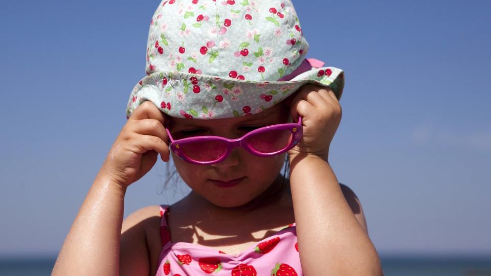 Nicht nur im Sommer sollten Kinder lieber nur mit Kopfbedeckung in die Sonne. Ihre Augen schützt eine Sonnenbrille mit UV-Filter. Foto: Silvia Marks