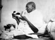 <p>Mit seiner Ablehnung von Gewalt hat er die Welt verändert: Mahatma Gandhi kämpfte mit Mitteln des zivilen Ungehorsams für Gleichberechtigung und die Befreiung Indiens aus der britischen Kolonialherrschaft. Mit etwa 80 Anhängern marschierte er im Salzmarsch 1930 symbolträchtig aus dem Landesinneren ans Meer, um die Bürger wach zu rütteln. (Bild: AP Photo) </p>