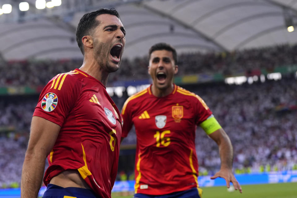 El español Mikel Merino celebra con su compañero Rodri tras anotar el gol de la victoria en el duelo de cuartos de final de la Eurocopa ante Alemania en Stuttgart el viernes 5 de julio del 2024. (AP Foto/Manu Fernandez)