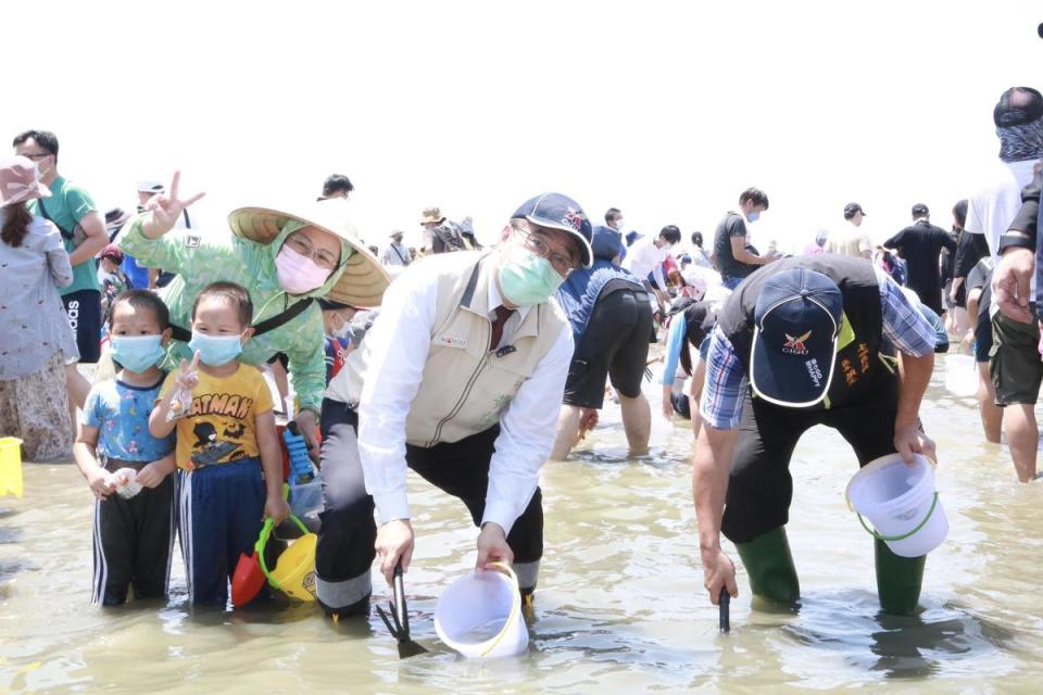 黃偉哲出身台南七股，他和民眾一起摸文蛤，體驗漁村樂趣。（台南市政府提供）