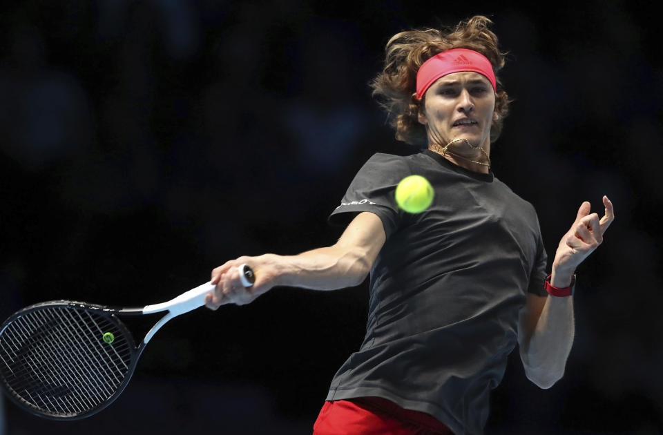 Alexander Zverev regresa un disparo del croata Marin Cilic durante su duelo en la Copa Masters, el lunes 12 de noviembre de 2018, en la O2 Arena de Londres. (Adam Davy/PA via AP)