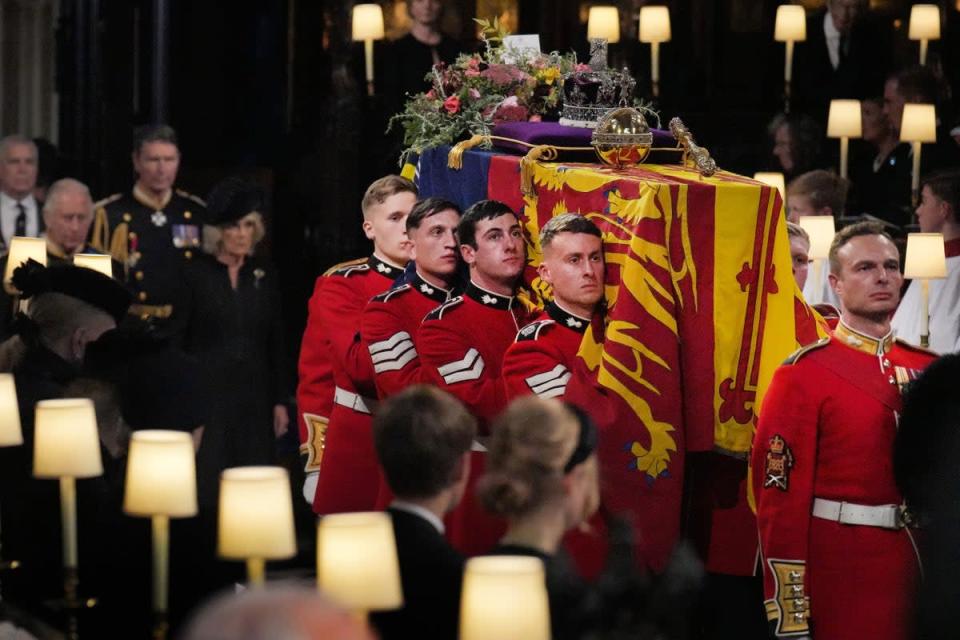 El ataúd de la Reina seguido por el Rey Carlos III y la Reina Consorte durante el Servicio de Sepelio en la Capilla de San Jorge (Victoria Jones/PA) (PA Wire)