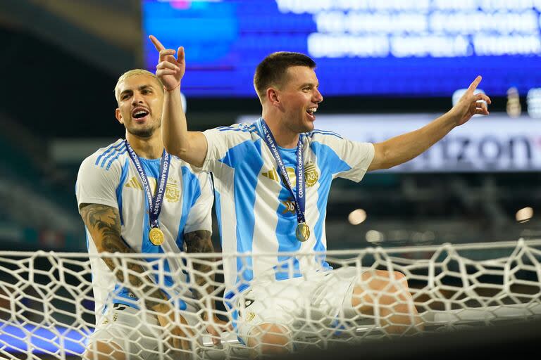 La felicidad de Giovani Lo Celso subido al arco de la final, junto con Leandro Paredes, tras ganar con la selección argentina la Copa América 2024

Festejos