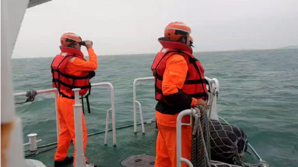 金門海巡隊曾頂著風浪在海面上搜索失蹤釣客，後來證實人被中國海警救起。金門海巡隊提供