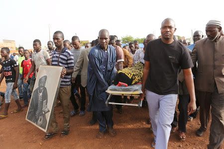 Men carry the body of late photographer Malick Sidibe during an official ceremony commemorating him in Bamako, Mali, April 16, 2016. REUTERS/Joe Penney