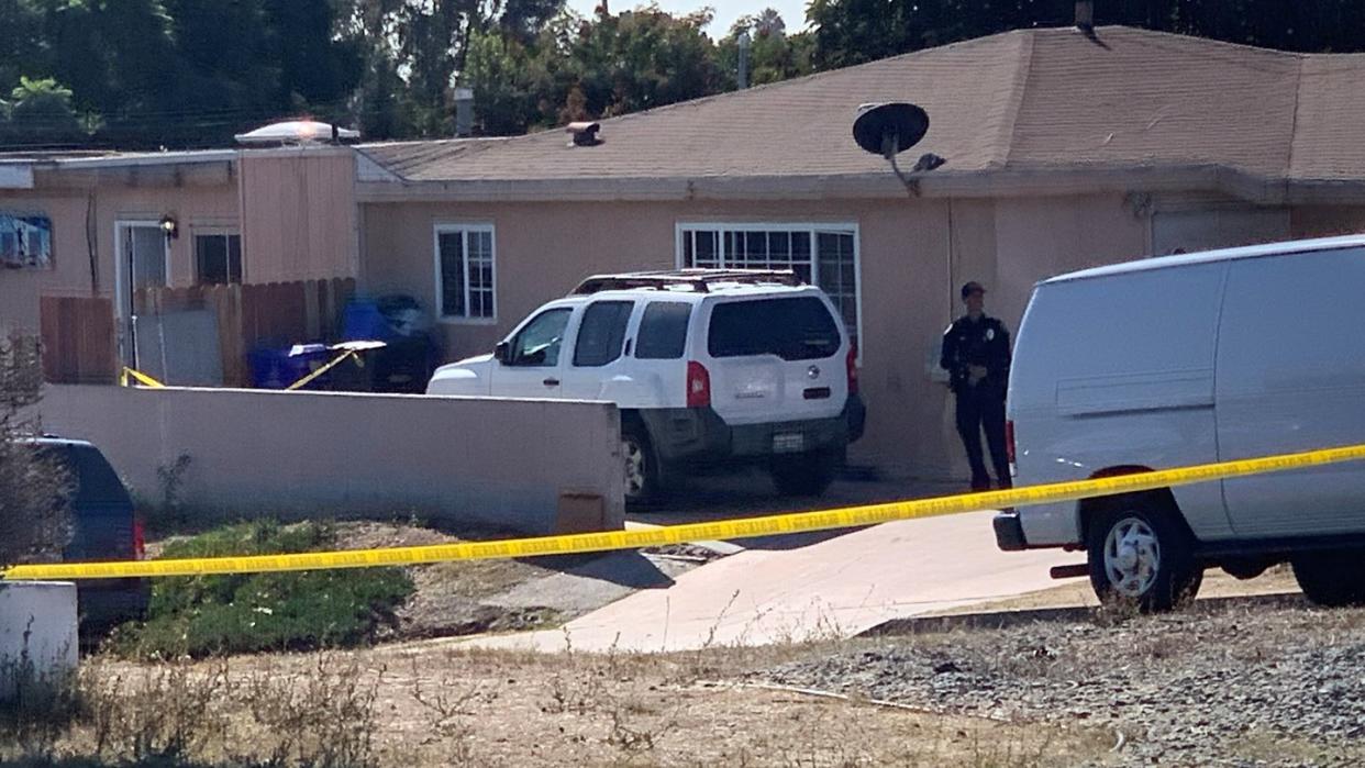 Ermittler der Polizei vor dem Wohnhaus in San Diego.