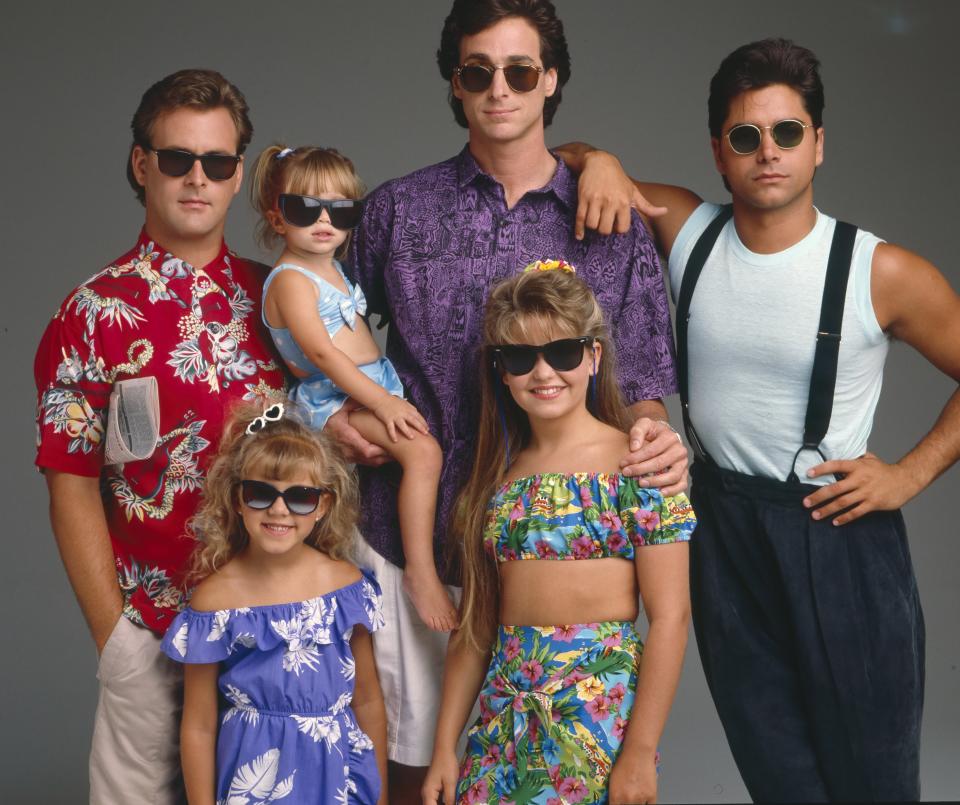 FULL HOUSE - Cast Gallery - August 8, 1989. (Photo by ABC Photo Archives/Disney General Entertainment Content via Getty Images)DAVE COULIER;JODIE SWEETIN;MARY-KATE/ASHLEY OLSEN;BOB SAGET;CANDACE CAMERON;JOHN STAMOS