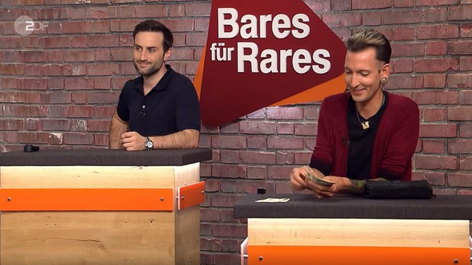 Trotzdem schnappte ihm Fabian Kahl(rechts) das Prachtstück für 1.300 Euro vor der Nase weg. "Das ist ein richtig geiles Ding", freute sich der Händler über den geglückten Deal. (Bild: ZDF)