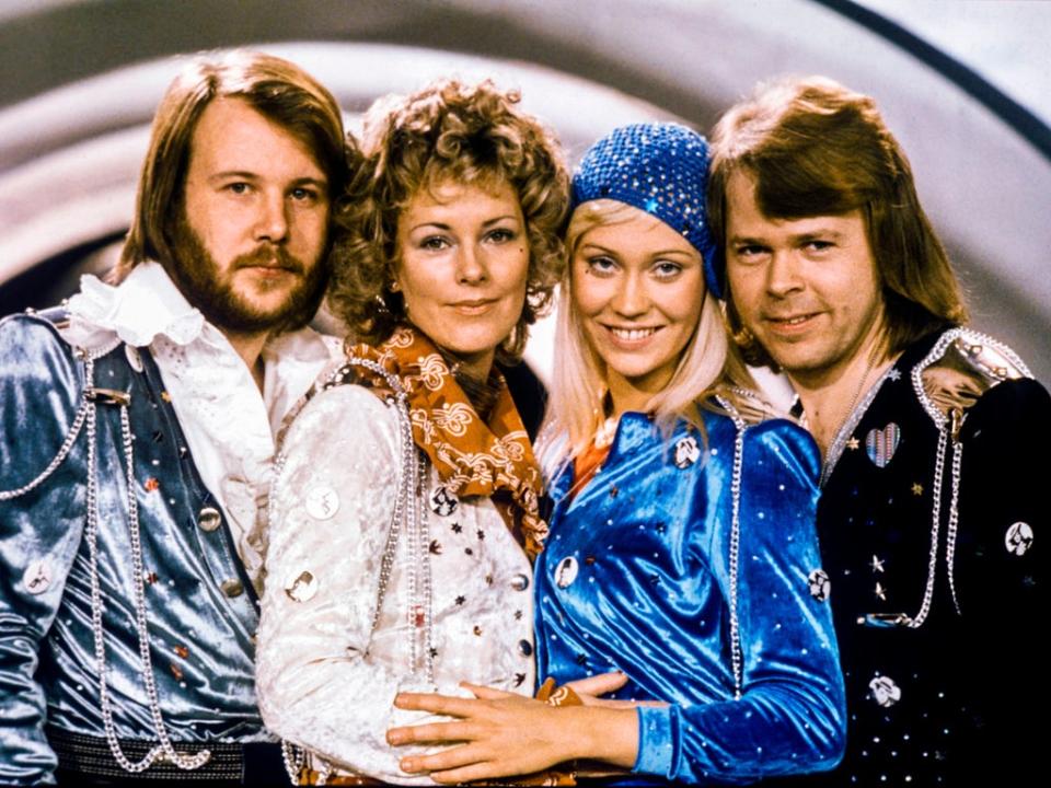 Abba (Benny Andersson, Anni-Frid Lyngstad, Agnetha Faltskog y Bjorn Ulvaeus) posan después de ganar la rama sueca del Festival de la Canción de Eurovisión en 1974. (AFP via Getty Images)