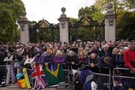 Personas escuchan la misa del funeral de la reina Isabel II en el centro de Londres el 19 de septiembre de 2022. (Foto AP/Alberto Pezzali)