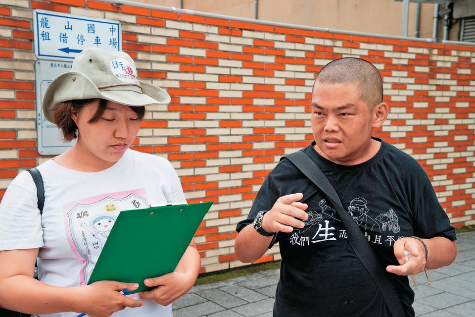 社工李佳庭（左）的工作是培訓遊民成為街遊導覽員。右為導覽員小胖，去年10月因心肌梗塞過世。（李佳庭提供）