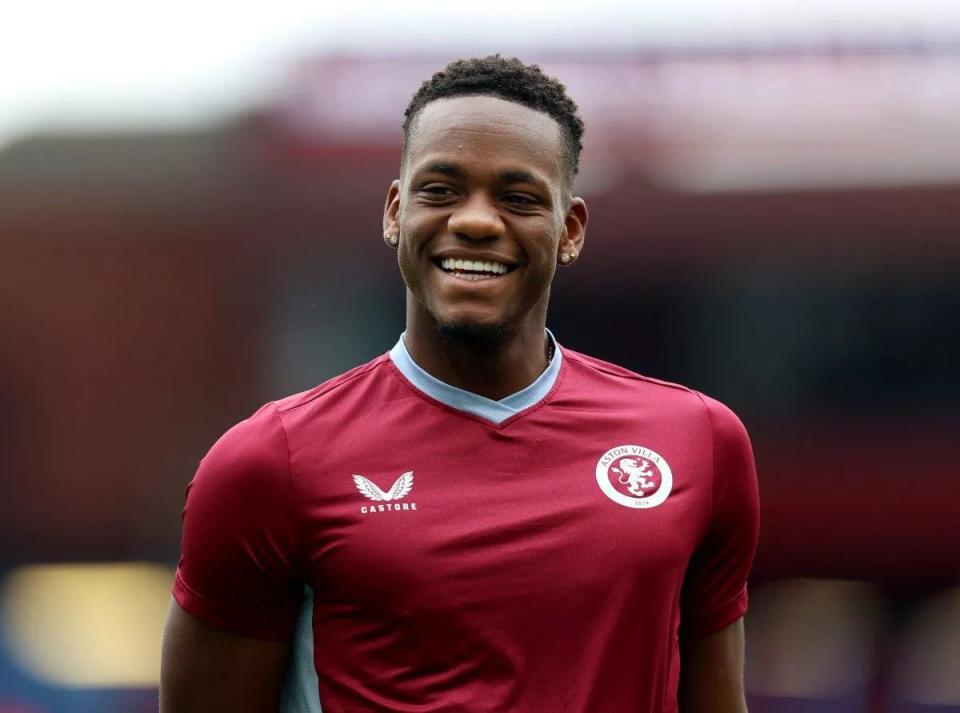 Jhon Duran in Aston Villa training top.