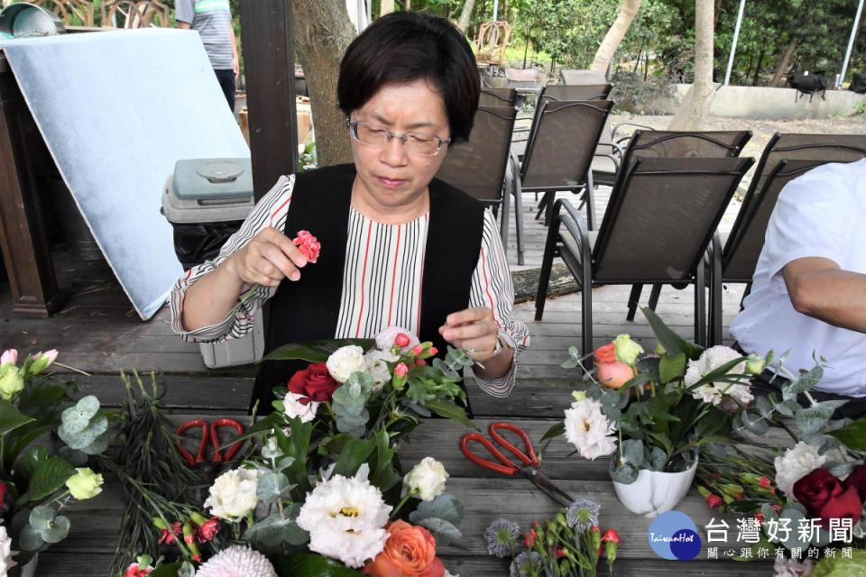 縣長王惠美主持花藝教室，出手第一個插好一盆盆花。圖／記者鄧富珍攝